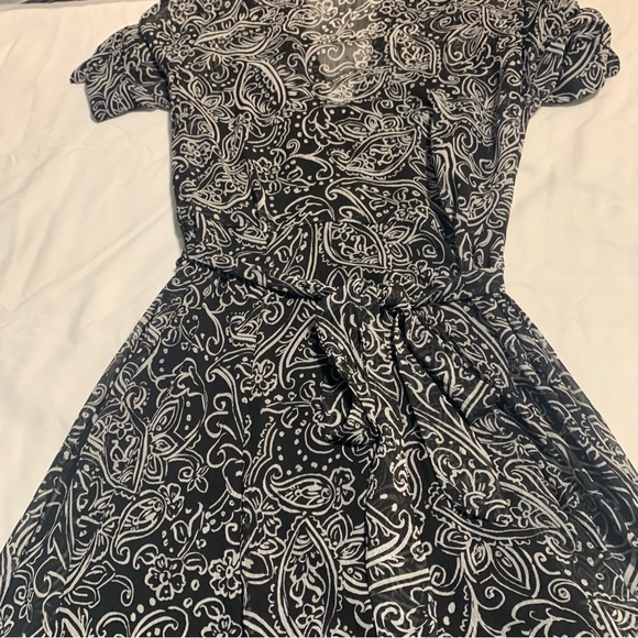 Calvin Klein Black and White Paisley Print Dress with Tie. Size 4 - Picture 3 of 13